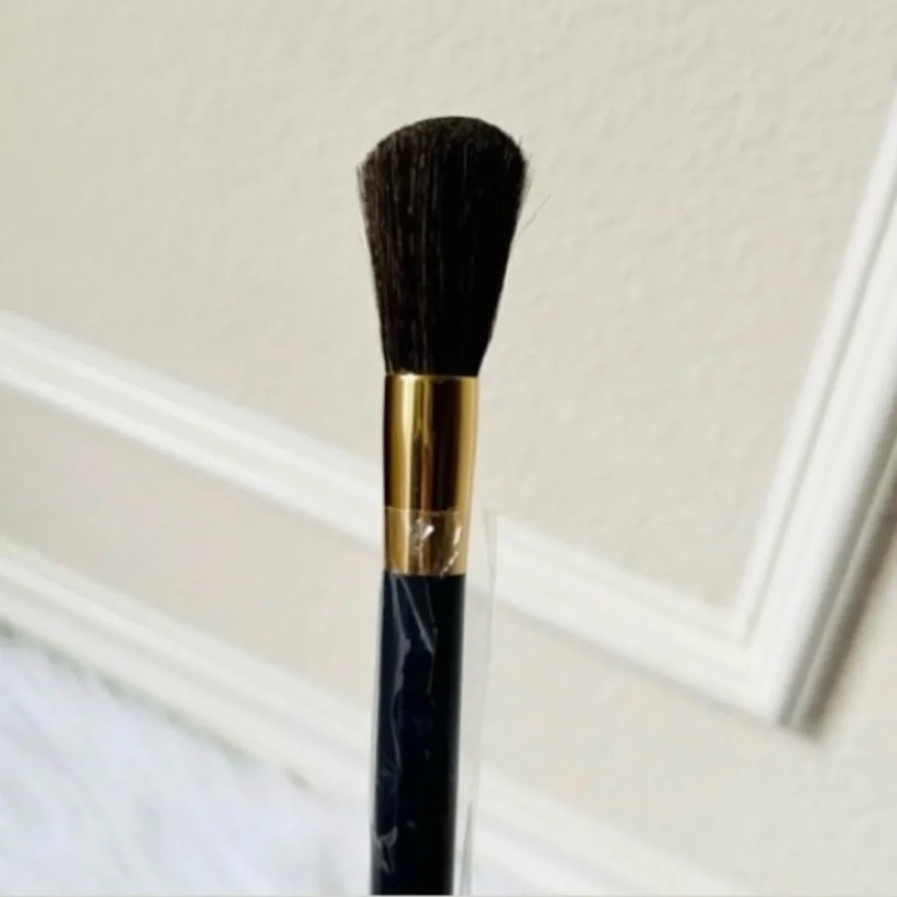 🆕 No Tag, Estée Lauder Blush Brush. Part of seasonal collection.